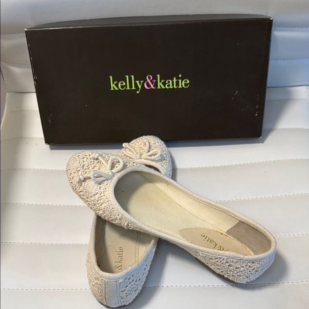 Pre-loved Kelly & Katie Cream Crochet Flats